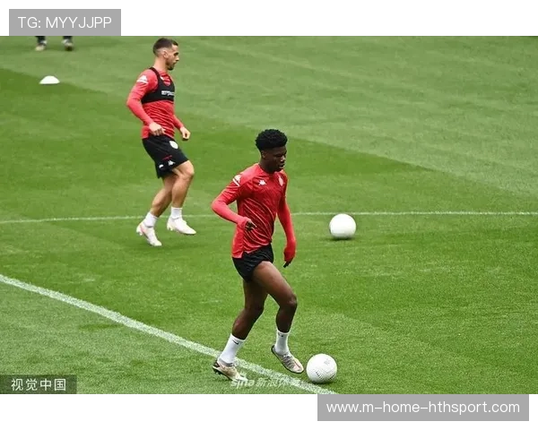 摩纳哥训练中戈洛温穿插跑动极具威胁